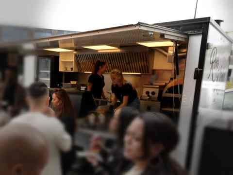 De Roos Kitchen foodtruck op een feest